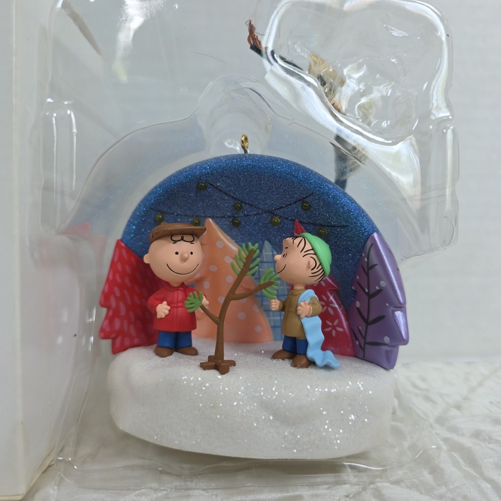 2009 Hallmark Keepsake Peanuts Just the Right Tree Magic Christmas Ornament NEW